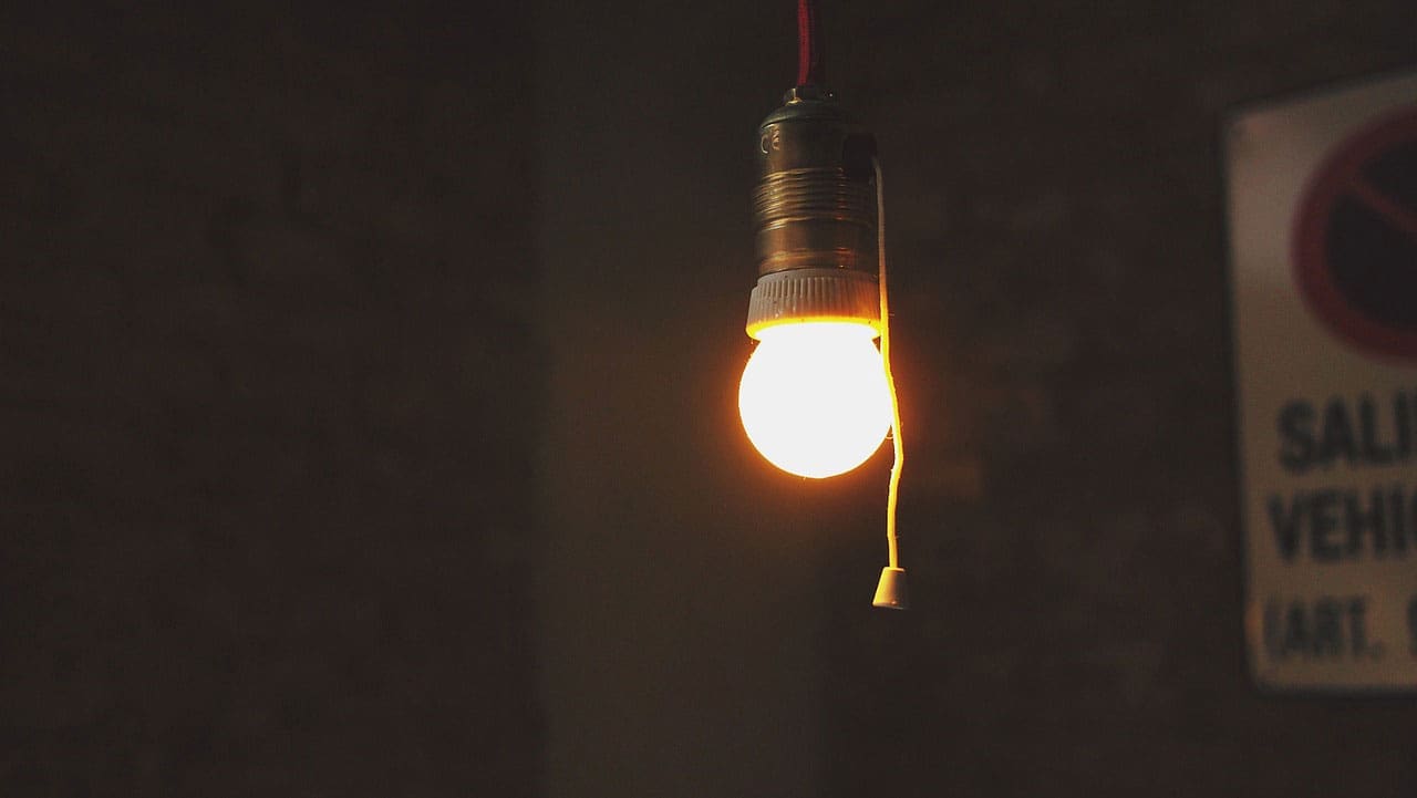 faulty light bulbs are signs of common electrical faults