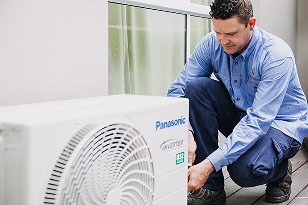 Voltora man fixing an air conditioner